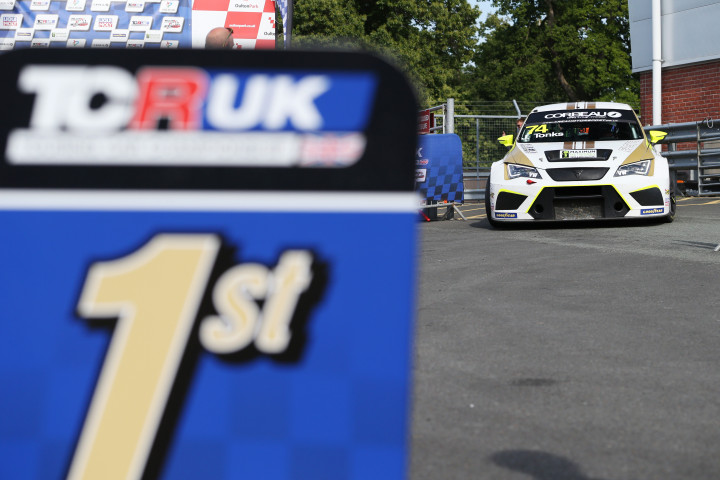Oulton Park sees a double victory and lap record for FastR